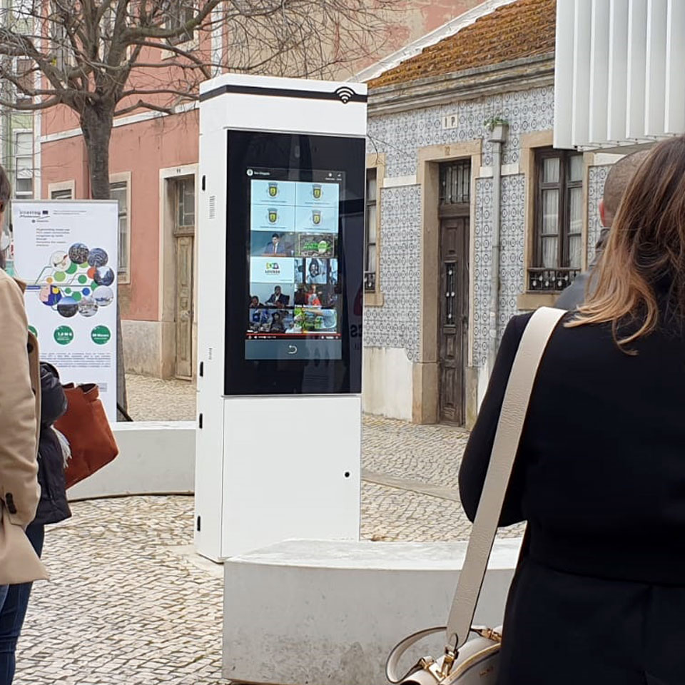 Municipality of Loures: Technological artery with digital billboard by PARTTEAM & OEMKIOSKS