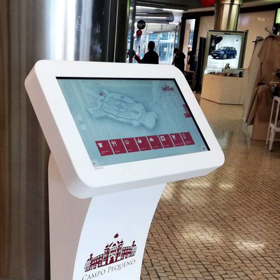Campo Pequeno Shopping Center Invests in the STRONG Interactive Table