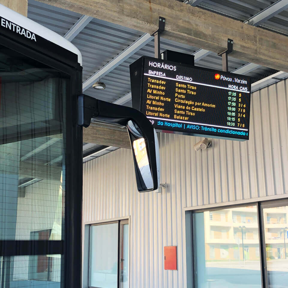 Informative LED displays installed in Póvoa de Varzim's bus station