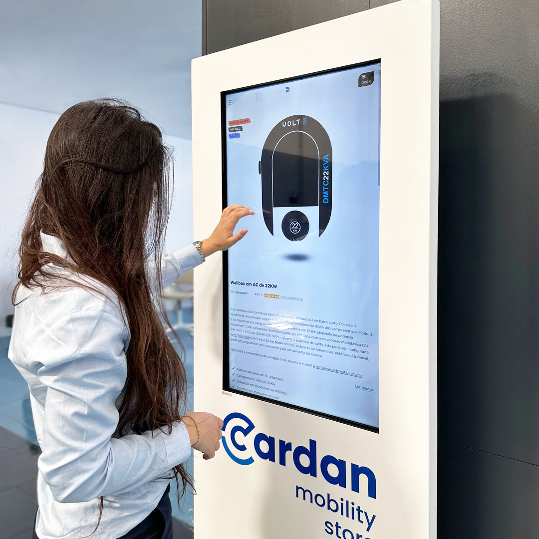 Cardan Optimizes Customer Experience with Digital Mupi PLASMV by PARTTEAM & OEMKIOSKS