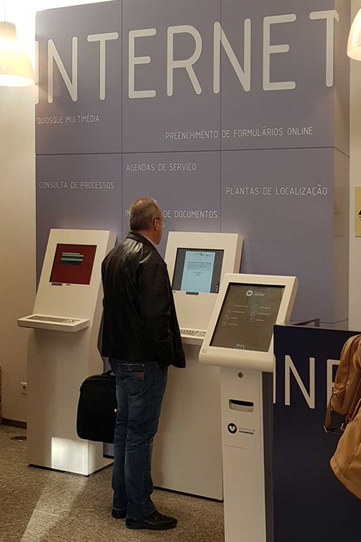 CM Guimarães: Customized service with digital kiosks 