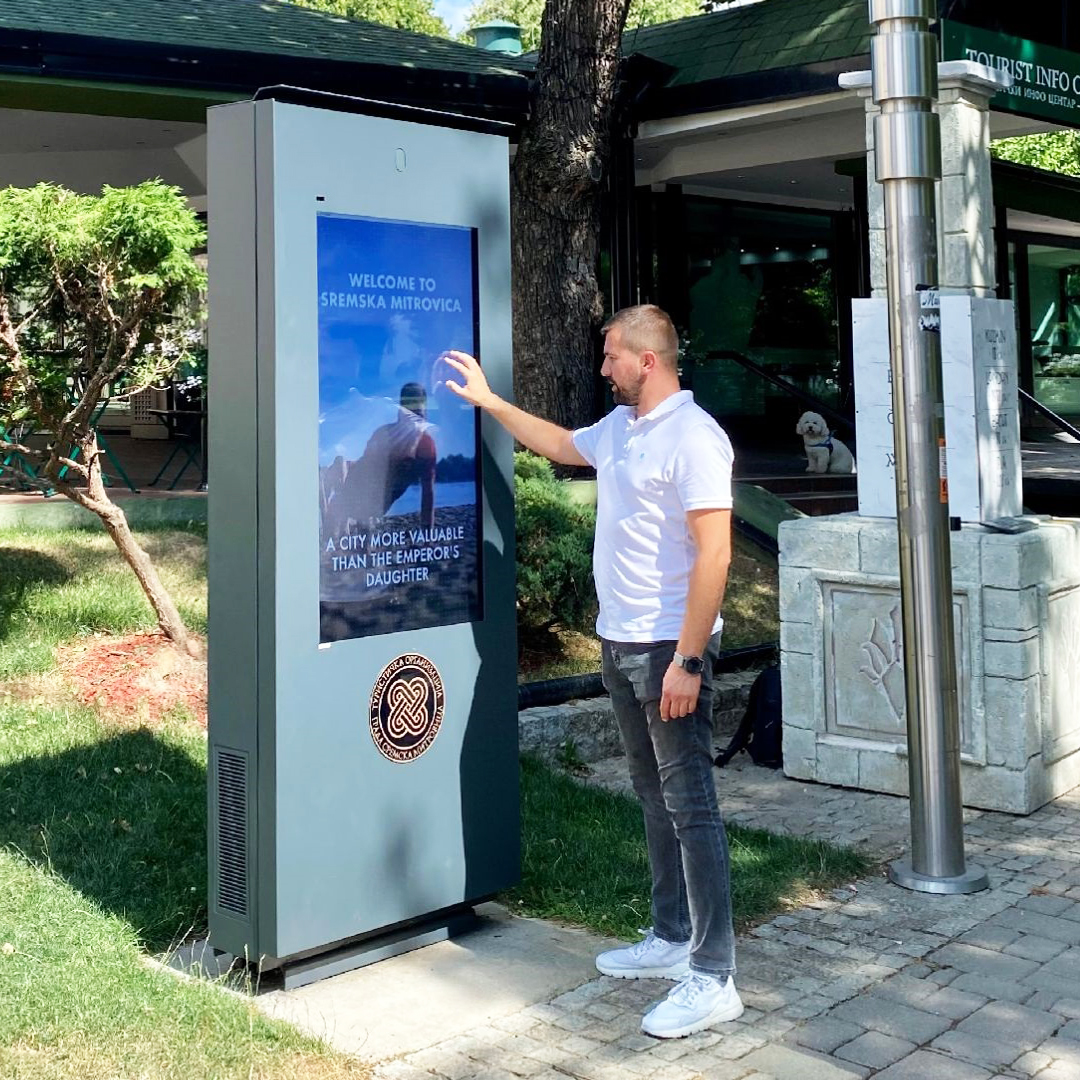 Sremska Mitrovica promotes tourism with PLASMV digital billboards by PARTTEAM & OEMKIOSKS