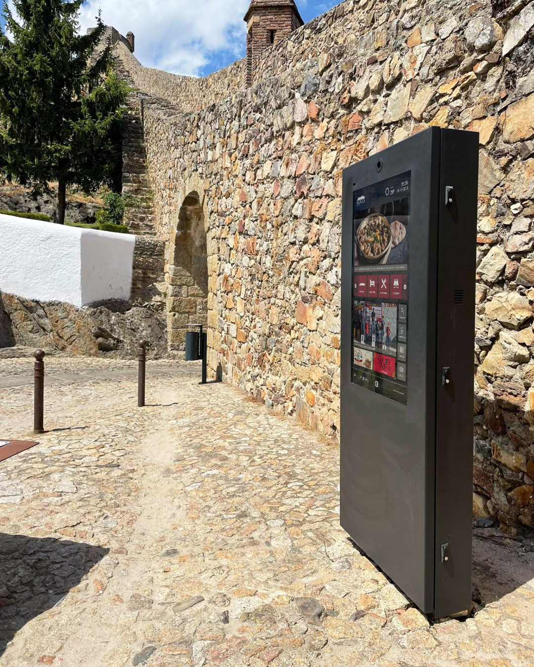 PARTTEAM & OEMKIOSKS produced PLASMV digital billboards to support tourism and citizens in the town of Marvão