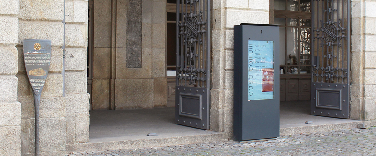 University of Porto innovates space with PLASMV digital billboards from PARTTEAM & OEMKIOSKS