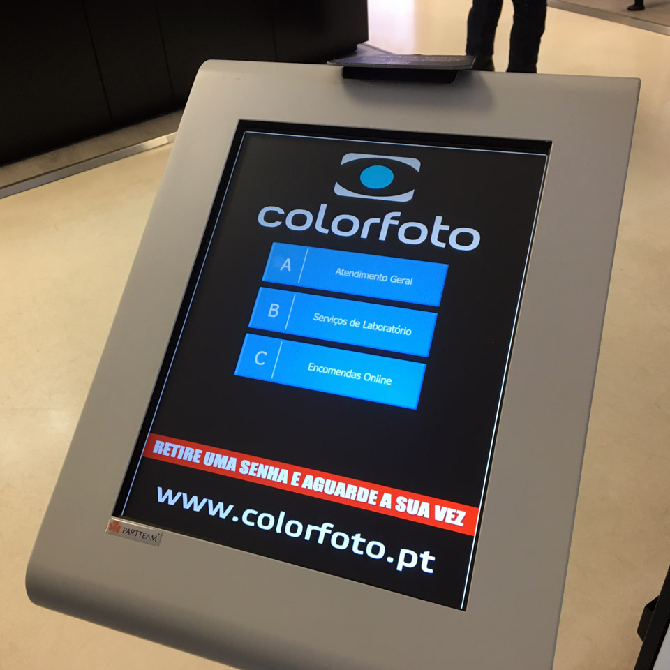 COLORFOTO invests in QMAGINE queue management systems