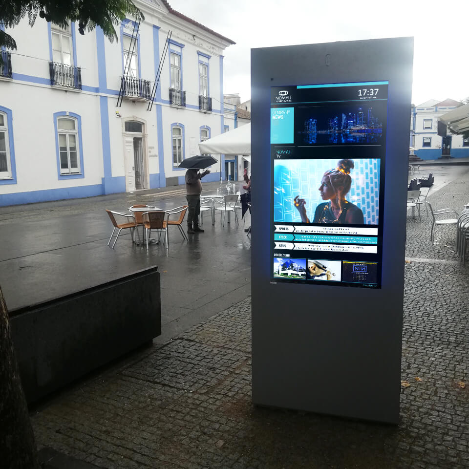 Arraiolos invests in sustainability with smart bench SITTIN and digital billboard PLASMV